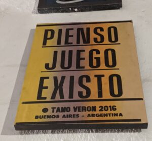 Karent Hinestroza Instagram - Hay profesiones que sólo se pueden escoger desde la pasión, porque desde el simple gusto no se sostienen. La actuación es una de ellas. Actuar y mantenerse es un trabajo constante y una necesidad urgente de transformarse, mejorar, aprender, ensayar, ser valiente y volverlo a intentar. Pese a los bajones, tristezas y hasta depresiones, siempre confiar. Las sorpresas no paran de llegar. 🤎

#Gracias 

Un artista es un trabajador ! 

Multi-Award Winning Actress. 

#PremioIndiaCatalina 
#PremioMacondodeCine 
#PremioGuachupedeOro 
#PremioLíderesqueInnovan 
#Afrocolombiana2018
#ActrizAfrodeladécada #2019 
#TrinidadandTobagoFilmFestival 
#Teatro #Cine #Tv #ColombianActress 
#MultiAwardWinningActress #Actriz