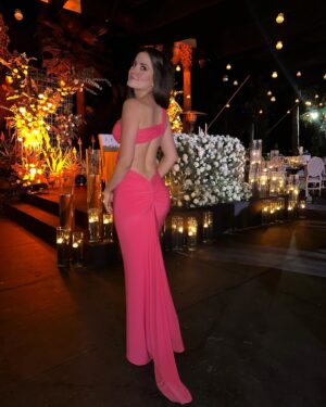 Kariam Castro Instagram - Boda J&M🤍✨ !Que vivan los novios, el amor y los días llenos de magia como este!🥂

Mi vestido hermoso de @anaellemx 
Maquillaje y peinado siempre de @tmc_mexico 💕