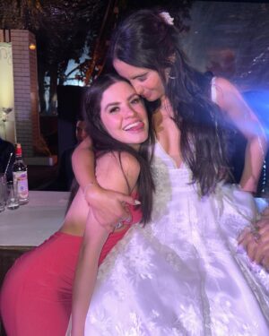 Kariam Castro Instagram - Boda J&M🤍✨ !Que vivan los novios, el amor y los días llenos de magia como este!🥂

Mi vestido hermoso de @anaellemx 
Maquillaje y peinado siempre de @tmc_mexico 💕