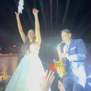 Kariam Castro Instagram - Boda J&M🤍✨ !Que vivan los novios, el amor y los días llenos de magia como este!🥂

Mi vestido hermoso de @anaellemx 
Maquillaje y peinado siempre de @tmc_mexico 💕