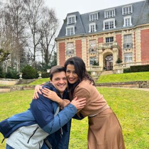Karima Charni Instagram - Le château de la Star Academy a refermé ses portes il y a une semaine…
14 primes. 90 quotidiennes et un documentaire à découvrir aujourd’hui à 16h10 sur @tf1 🤍 
J’ai vécu 3 mois, 7/7 au rythme des élèves avec de formidables équipes: 

Bravo et merci à toutes les équipes d’ @endemolfr @dmls_tv et @tf1 🙏🏽🎈

Merci @jeanlouistv @mathieuvergne @aprikian_ara @rmfaur @solegoff pour votre confiance et votre présence (pour certains depuis 20 ans 😊💫)

Merci à toutes les équipes du prime et du château, mes indispensables @mariiiecl Olivia B @clothildeerreip @paulineconseil , Jojo le roi du château @johan_sch64 et tout ceux que je ne peux citer❤️ ! Ma @valerie_knokke les réalisateurs @tristancarne @franckbroqua 💫 A nos fées @jeannecollin @lauralliche @mymy_assor 🧚🏽‍♀️😘 Merci @stephanejarny @marikaprochet Gaëlle @angelorecchia et tous les danseurs (@scarlett.avedikian 🔥😘) de nous avoir fait rêver avec tous ces sublimes tableaux chaque semaine! 🎊❤️🙏🏽
Merci à la team com @emiliebud @justine_dubourg @romufer Estelle @maycarcabal @sophieverloovedanis quel bonheur de vous avoir a mes côtés! Merci 🙏🏽❤️ 
Bravo aux équipes du digital @cecilechlous @staracademytf1 @tf1plus vous êtes merveilleux 🎊 et bien sûr mon moulay et Jonaz ma team du bus 🚌❤️

Merci au corps professoral! C’était tellement bien! Vous êtes de belles (mais folles personnes 😂) Merci pour les rires 🎈❤️💫 @michael.mmcgold @adelinetoniutti @cecilechaduteau @benjelloun_malika @pierredebrauer @coachjoe.paris et les magiciennes @luciebernardoni @marleneschaff 💕

@nikosaliagas … Tu sais 💙🧿

De nos chauffeurs de salle @remyxrems @_ericmendes à la team secu, @azureminierdebrach aux régisseurs Merci 🙏🏽🫶🏽

Merci à vous,au public! Merci d’avoir fait de cette saison un rêve éveillé pour les élèves mais également pour nous ✨❤️🙏🏽

#StarAcademy #TF1 #PopCulture