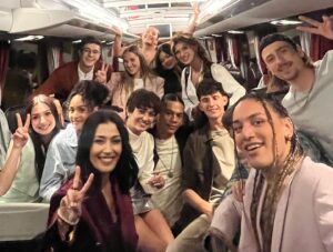 Karima Charni Instagram - Le 4 novembre 2023, le château de Dammarie-les-Lys accueillait 13 nouveaux locataires. Le 3 février 2024, la famille Star Academy s’est agrandie de 13 nouveaux petits frères et sœurs. 
Mes petits chats, en commençant cette aventure j ai dit un peu partout « si on réussi à faire sourire le public on aura réussi notre mission. » Vous nous avez sourire, rire, vous nous avez ému grâce à votre talent, certains soirs vous nous avez même fait pleurer…Alors bravo parce que vous avez réussi la vôtre. Merci pour votre confiance, votre bienveillance, votre authenticité et maintenant à vous de jouer, brillez ✨
On se retrouve sur la tournée ou ailleurs. Tata est fière de vous 🫰🏽🤍
Cher public, vous qui nous avez suivi avec tant de bienveillance durant 3 mois, merci! Merci pour eux et continuez de les suivre et de les porter pour qu’ils aillent au bout de leurs rêves 💫🙏🏽❤️

@staracademytf1 @tf1 

#StarAcademy #TF1 #PopCulture #CeNEstQuUnAuRevoir