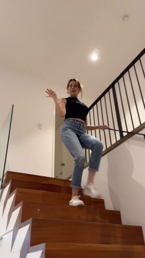 Karina Calmet Instagram - POV: cuando tu suegra quiere nietos 🫨  #comedia #cabechoni #peru #afhs #parodia #joelgonzales #suegra #karinacalmet