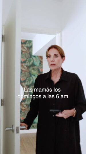 Karina Calmet Instagram - ¿Cómo son sus mamás?

Tengo que confesar que soy de esas mamás que hasta sábado y domingo quiero tener todo ordenado…

Y desde las 6 de la mañana 
¿Verdad ? @naelahgiha @yamigiha 

#humor #comedia #actuacion #talentoperuano #actriz #madres #risas #dormir