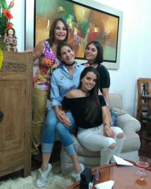 Karina Calmet Instagram - Mi mamá Marta ♥️ y mis hijas @naelahgiha y @yamigiha quienes son mis amores ♥️♥️ #felizdiadelamadre
