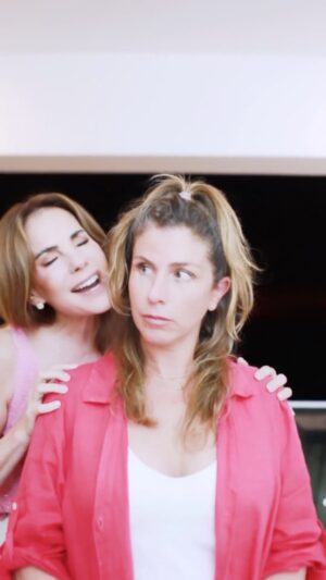 Karina Calmet Instagram - Encontrarme con mi hermana de ficción y amiga hermosa en la vida real es mi pasión @barbaracayo 

Los amigos son los hermanos que la vida te regala 💕💫

#alfondohaysitio #amigas #funnyvideos #peruviangirls #actrizperuana