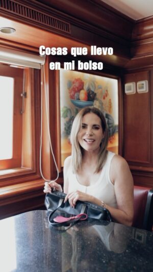 Karina Calmet Instagram - ¿Han escuchado que realmente conoces a alguien por el contenido de su bolsa? Hoy decidí hacerles un tour por la mía.
Dejen en los comentarios que es eso que jamás podría faltar en su bolsa, los estaré leyendo.
#karina #talentoperuano #bolsa #mujer #femenina #top #iconic #accesorios #look #style