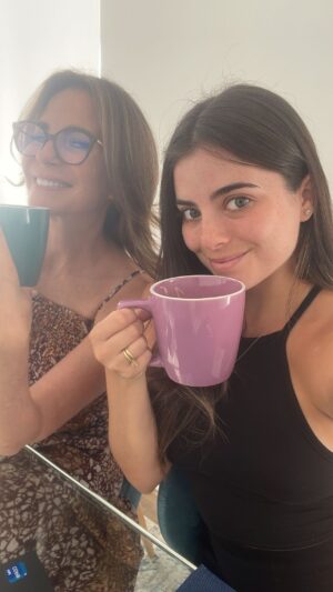 Karina Calmet Instagram - Arroz tapado 🌟 ustedes son team aceituna (kari) o sin aceituna (nae)? Jajaja nos divertimos mucho cocinando juntas 🤍