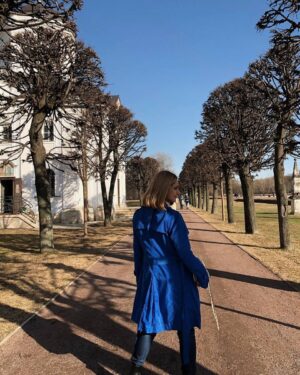 Karina Mishulina Instagram - ✔Я упорно шла вперед!
⠀
Все выше и выше поднимаясь по крутой лестнице, ведущей к полуразрушенному храму! Видимо с детства я была нацелена преодолевать трудности!
⠀
Еще чуть-чуть, еще пару ступенек и я окажусь рядом с мамой. Она ласково, стоя на пару ступенек вверху, смотрит на меня и протягивает руку!
⠀
«Мама, а где же папа?» — задаю я удивлённый вопрос. Ведь родители всегда
вместе и неделимы для меня.
⠀
Оглядываюсь вниз и кричу: «Папа!»
Он далеко внизу, держит в руках кинокамеру, улыбается и снимает мои шаги, двухлетнего ребёнка.
⠀
И в этот момент я теряю баланс, как будто что-то толкает меня вниз, все как в кино:
небо, ступеньки, солнце, земля... все перемешалось.
⠀
Я падаю со ступенек и отдаленно слышу глухой, страшный крик мамы! Для неё, ждущей десять лет долгожданного ребёнка, немыслимо было потерять меня в один миг!
⠀
Папа не раздумывая бросает дорогущую камеру на землю и бежит. В самый последний момент подставляет руку и моя голова приземляется ровно в его ладонь! Я спасена! Папа, как это было и будет всегда, оказался моим ангелом-хранителем!
⠀
После этого случая, меня покрестили. Тайно. Ведь папа был в партии, а с ней шутки были плохи.
⠀
А у вас есть яркое воспоминание из детства?