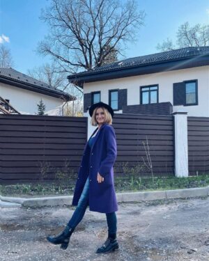 Karina Mishulina Instagram - ✔ Давай в полноги!😉
⠀
Именно так говорят друг другу актеры, когда хотят быстро пройти по тексту или мизансценам перед спектаклем.
⠀
Иногда так просит сделать режисер, когда нужно проверить технические моменты.
⠀
Вполноги - значит не затрачиваясь.
Но, как правило, актеры начинают вполноги, а заканчивают в полную силу!
⠀
Мы летели на гастроли.
Давно не играли спектакль, надо было проверить текст. Нас актеров посадили рядом, чтобы во время полета, мы смогли  тихонько порепетировать.
⠀
Взлетели.
- Ну что пройдем по тексту? - Спросил мой коллега.
И мы начали. Я сама не заметила, как из шепота мы перешли на громкий шепот, а потом и вовсе стали говорить во весь голос.
Спустя полчаса мы уже практически играли спектакль, с полным внутренним подключением.
⠀
Когда, в какой-то момент, я повернула голову, то увидела полный салон, завороженно смотрящих в нашу сторону людей. А когда мы закончили, они зааплодировали.
Кто-то сказал, что это было лучше радио театра!😂
⠀
Так же и на сцене, любая техническая репетиция, как правило переходит в полноценную.
Крайне редко, мы что-то делаем вполноги! Такие уж мы актеры энергичные и ответственные люди!
⠀
А вы разрешаете себе делать что-то вполноги?