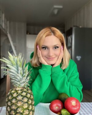Karina Mishulina Instagram - ✔ Я с детства не люблю фрукты!🍎
⠀
Крайне редко могу их съесть.  Даже от новогодних мандаринов, меня привлекает только их запах!
⠀
Люблю черешню и арбузы, но это ягоды!
⠀
А вот овощи- моя страсть! Обожаю их в любом виде!
⠀
Если я собираюсь посмотреть какой-нибудь сериал, вприкуску с чем-то вкусненьким, то нарезаю себе болгарский перец, помидоры черри, огурчик и кладу оливки!
⠀
А уж настоящие узбекские или азербайджанские помидоры, в сезон, да с солью, просто могу есть бесконечно!
⠀
А что любите вы, фрукты🍎 или овощи🍅?
⠀
Какой самый любимый?
