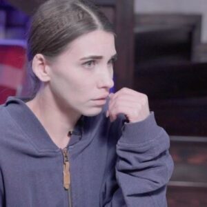 Karina Mishulina Instagram - ✔ Делить или не делить?🤔
⠀
Ох уж эта тема наследства! Иногда очень болезненная и некрасивая!
⠀
Лично я не понимаю, когда после ухода человека, вдруг возникают взрослые люди, которые при жизни не общались с ушедшим, не поддерживали, не строили вместе быт, а тут они налетают и начинают что-то делить, особенно поражает когда подобное делают взрослые мужчины, порой, борющиеся с вдовами или детьми ушедшего и считающие, что они имеют право.
В такие моменты хочется спросить:
- «Вы кто и где вы были, когда человек жил, болел (например)», и. т.д.
⠀
Однажды, редакторы ТВ, мне сказали, что им кажется они нашли семью отца моего папы, которого папе так и не удалось узнать при жизни, сказали, что там солидное наследство и предложили поехать туда и все выяснить.
⠀
Я отказалась. Какое я право имею? Если при папиной жизни, не свершилось встречи и выяснения всего, то я точно не должна влезать в уклад и жизнь людей и уж тем более намекать на наследство, считаю просто стыдно!
⠀
Как-то я спросила папу, если бы ты нашел своего отца, чтобы ты сделал?
- «Если б увидел, что у него семья, то не стал бы влезать, просто пересылал бы деньги, до востребования, а если он был бы одинок, то попробовал бы с ним найти контакт»;
- «Пап! Он же тобой не интересовался, не искал, зачем бы ты высылал ему деньги?»;
- «Он подарил мне жизнь и просто за это я бы его отблагодарил».
⠀
Но сегодня, увы, время таких как мой папа прошло, появились новые герои и почему-то всем они больше нравятся, беспринципные и считающие, что на все имеют право!
⠀
А вы как считаете, что все-таки важнее, совесть или закон?⬇️⬇️⬇️
⠀
#instagood #инставидео #кино #пробы #наследство #актриса #жизнь #закон #совесть #социальныйролик #кастинг #образ #натальябичан #каринамишулина
