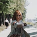 Karina Mishulina Instagram - ✔ Один из самых частых вопросов, что я предпочитаю, театр или кино. ⠀ Для меня это неразделимо. Я одинаково сильно люблю и то, и другое! ⠀ Это все равно, что спросить меня: какую из своих дочерей я люблю больше. Они у меня очень разные, но одинаково сильно любимые! ⠀ Так и тут. Театр, это здесь и сейчас и нет права на ошибку. Это дыхание зрителя, волшебный запах кулис. По настоящему актерски расти, можно только там, в процессе долгих репетиций, которые часто бывают по несколько месяцев. ⠀ Тут нельзя играть совсем как в жизни, хотя бы потому, что зритель, сидящий на последнем ряду тебя не услышит и не увидит твои эмоции. ⠀ В театре нет монтажа и дублей, как в кино и если актер провалил сцену, то исправить это он сможет лишь в следующий раз. ⠀ В кино же, актер зачастую защищен монтажом, дублями, оператором, светом, озвучкой. И если работает профессиональная команда, то даже слабого актера в кино можно вытянуть. Или, как говорят киношники «Прикрыть на монтаже». ⠀ Но в нем тоже есть свои нюансы и сложности. Нельзя переигрывать, камера чувствует любое лишнее шевеление ресниц! В кадре нужно жить, как в жизни. Важна внутренняя глубина актера. Надо идти в роли от себя, своей органики, при этом надевая или вживаясь в характер героя, которого играешь. ⠀ Одно из самых сложных в кино, это умение держать нужное состояние, в течении множества дублей и как в первый раз, проигрывать их снова и снова. ⠀ Так же в кино любят зиму снимать летом, а лето зимой. Порой приходится мерзнуть дубль за дублем или мокнуть под дождем, изображая летнее настроение. ⠀ Спектакль начинается с начала и постепенно приходит к логической развязке, а в кино могут начать съемочный процесс с финала, а начало фильма снимать в конце. ⠀ А вообще, мне кажется лучше всего на этот счет сказал Аль Пачино: ⠀ «В театре, вы свои достижения выносите на сцену и показываете в течение двух-трёх часов. Я бы сравнил это с хождением по канату в ста футах над землёй и без страховки. Брякнешься- так брякнешься по настоящему. А в кино канат лежит на полу». ⠀ А что вы предпочитаете, театр или кино?