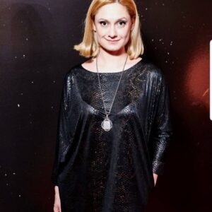 Karina Mishulina Instagram - ✔ Предупреждение!
⠀
Так называется новый фильм, на премьерном показе которого, я с радостью побывала!
⠀
Огромное спасибо за приглашение @studiomao и @mert_pr_agency!
⠀
Фильм выходит 22 октября, на платформе #окко!
⠀
Очень советую всем посмотреть! Это сильно, интересно, мощно и злободневно! Заставляет задуматься о будущем!
Спасибо всем создателям, за эмоции и качественное кино!
⠀
А еще, хочеться поделиться мнением от знакомства с оскароносным продюсером Стивеном Мао.
⠀
Я под таким впечатлением! Этого человека знают и уважают в Голливуде и во всем мире. Он талантлив и успешен, а при этом такой открытый и доброжелательный!
Лично встречал гостей, с радостью фотографировался, благодарил за посещение премьеры, а перед показом, на сцене, сказал что в зале только его друзья! И это было искренно!
⠀
И знаете, не хочу никого обидеть, но я не представляю на его месте, большинство  наших товарищей.
Почему то они всегда выглядят небожителями. Редко спускаются к «народу». Создают ощущение важности и  пафоса.
⠀
А мне кажется, чем проще, тем лучше и больше людей к тебе потянуться! И ни сколько это не уменьшит заслуг и достоинств, а наоборот прибавит!
⠀
Почему иностранцы, даже именитые, проще, открытее и доброжелательнее?
⠀
Дело в менталитете, как думаете?