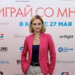 Karina Mishulina Instagram - ✔️ Играй со мной! ⠀ Несмотря на то, что я выросла за кулисами, приходя в другие театры на спектакли, мне всегда было интересно заглянуть за занавес. Узнать, как у них там. Дружны ли они, чем живут, чем дышат, как шутят, как репетируют и что у них на обед в актерском буфете!😂 ⠀ Актерский мир полон тайн и загадок, даже при наличии кажущегося обилия информации в сми! ⠀ Какие они на самом деле? Правда ли, что вся их жизнь игра? Это и многое другое интересное из жизни актеров, вы узнаете сходив на премьеру нового российского фильма #играйсомной! ⠀ Спасибо всей съемочной группе за этот душевный, трогатальный, местами смешной, местами заставляющий задуматься, фильм! ⠀ Сходите - не пожалеете! Тем более такая погода, располагает к походу в кинотеатр!😉 ⠀ А я, в свою очередь, прошу совета у вас! Что посмотреть? ⠀ Что вам понравилось из недавно увиденного? ⠀ Какие кино или сериалы?