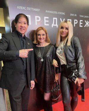 Karina Mishulina Instagram - ✔ Предупреждение!
⠀
Так называется новый фильм, на премьерном показе которого, я с радостью побывала!
⠀
Огромное спасибо за приглашение @studiomao и @mert_pr_agency!
⠀
Фильм выходит 22 октября, на платформе #окко!
⠀
Очень советую всем посмотреть! Это сильно, интересно, мощно и злободневно! Заставляет задуматься о будущем!
Спасибо всем создателям, за эмоции и качественное кино!
⠀
А еще, хочеться поделиться мнением от знакомства с оскароносным продюсером Стивеном Мао.
⠀
Я под таким впечатлением! Этого человека знают и уважают в Голливуде и во всем мире. Он талантлив и успешен, а при этом такой открытый и доброжелательный!
Лично встречал гостей, с радостью фотографировался, благодарил за посещение премьеры, а перед показом, на сцене, сказал что в зале только его друзья! И это было искренно!
⠀
И знаете, не хочу никого обидеть, но я не представляю на его месте, большинство  наших товарищей.
Почему то они всегда выглядят небожителями. Редко спускаются к «народу». Создают ощущение важности и  пафоса.
⠀
А мне кажется, чем проще, тем лучше и больше людей к тебе потянуться! И ни сколько это не уменьшит заслуг и достоинств, а наоборот прибавит!
⠀
Почему иностранцы, даже именитые, проще, открытее и доброжелательнее?
⠀
Дело в менталитете, как думаете?