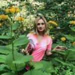 Karina Mishulina Instagram - ✔ Лето снаружи. Лето внутри.🌻 ⠀ Лето-это маленькая жизнь! И как же хочется, чтобы это длилось подольше!😊 ⠀ А вам какое фото больше нравится? ⠀ 1? 2? 3?