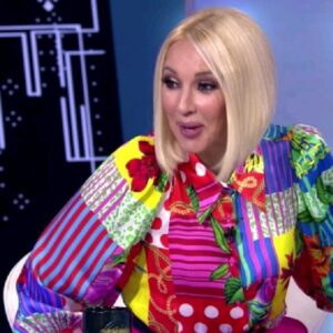 Karina Mishulina Instagram - ✔ Вчера прошел эфир «Секрета на миллион», с моим участием.
⠀
Во-первых, хочу поблагодарить огромное количество людей, которые написали теплые и добрые слова, в личку, в паблик, в чаты! Читая вас, радуешься, что думающих, чутких и прекрасных людей больше! Спасибо вам!🙏
⠀
Спасибо создателям передачи! Конечно, много важных вещей вырезали, смонтировали тоже не так, как можно было бы, некоторые ситуации осветили не так, как было. Ну что ж, роптать не буду, шоу есть шоу. Знала на что шла. Спасибо в любом случае!
⠀
А теперь о тех, кто пишет гадости.
Я долго думала раньше, не могла понять, какое дело чужим людям до нас, до темы «сын-не сын». Неужели вот так запросто можно травить незнакомых людей, полностью не зная ситуации?
⠀
И тут меня осенило! Им плевать на «сына», им важно сделать больно нам с мамой! Они не могут простить, что у меня был прекрасный отец, что у нас была счастливая семья, что у меня есть позиция и я знаю, что такое любовь и честь! Им хочется указать нам с мамой, на «наше место».
⠀
Не получится, мои хорошие!
За 4 года нас не сломали, а сейчас тем более и уж не им нас ломать!
⠀
Если они не способны думать, анализировать, видеть очевидное, то мне их жаль!
⠀
Я могу не нравиться, это нормально, но это не дает  повод изрыгать злобу.
Только они себя разрушают этим! Утопая в необоснованной ненависти к чужому человеку, который им ничего плохого не сделал, они в свою жизнь притягивают негатив!
⠀
Это не про нас, а про их боли и ущербность!
⠀
Такая травля может случится с каждым! Только знайте, если вам говорят гадость, это не о вас, а о том, что болит у говорящего!
⠀
И еще, счастливый человек будет одаривать счастьем, а злой, будет делать больно другим!
⠀
Так пусть на свете будет как можно больше счастливых людей, тогда и добра станет больше!
⠀
Счастливый - протянет руку, даже тому, кто неправ.
А несчастный - будет добивать камнями, просто так ему будет легче,  так он сможет самоутвердиться!
⠀
P.S. Меня  уже не трогает хейт! До меня он не долетает!
⠀
Я хочу, чтобы другие не боялись! Осознанный человек, переживет боль сам, а неосознанный будет делать больно другим!
⠀
Я желаю всем счастья, а хейтерам особенно!