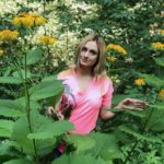 Karina Mishulina Instagram - ✔ Лето снаружи. Лето внутри.🌻 ⠀ Лето-это маленькая жизнь! И как же хочется, чтобы это длилось подольше!😊 ⠀ А вам какое фото больше нравится? ⠀ 1? 2? 3?
