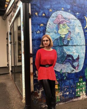 Karina Mishulina Instagram - ✔ Если очень захотеть, можно в космос полететь!🚀
⠀
Наверное только ленивый не обсудил полет нашей съемочной группы на МКС.
⠀
Я не буду обсуждать, зачем, почему и для чего.
Лишь скажу, что меня восхищает и мотивирует в людях то, чего я бы не смогла сделать никогда.
⠀
Муж спросил: «Вот если б тебе предложили, ну в порядке бреда и фантазий, ты полетела бы?»
⠀
Я говорю: «Нет».
⠀
Он: Да ты что? Это ж мечта любого человека! Это же сразу известность на весь мир!
⠀
Я ответила: «Я понимаю, но ни ради славы, ни ради денег (да, да!), ни ради куража, я бы не смогла!»
Я трусиха. На самолете-то боюсь летать, а тут космос! Да и буду откровенна, в детстве не мечтала быть космонавтом.
⠀
А они это сделали! Даже не представляю какие эмоции они испытывали. Я так переживала момент стыковки, как за родных, честно!
⠀
Искренне желаю им успешно вернуться назад и чтобы все было хорошо!
⠀
А вы бы хотели в космос?
Вот если бы вдруг, вам предложили, совершенно бесплатно полететь, смогли бы?