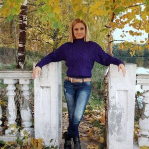 Karina Mishulina Instagram - ✔ Брать или не брать?🤔
⠀
Меня часто спрашивают, почему я не взяла фамилию мужа?
⠀
А еще чаще задают вопрос или даже возмущаются😂, как так мои дети Мишулины?!
⠀
У меня на это есть, как в известной песне, несколько причин.
⠀
1. Я актриса. А у актеров не принято менять фамилию. Есть исключения, конечно. Но даже если актриса в паспорте меняет фамилию, то на сцене и на  экране остается под той, с которой начинала карьеру.
⠀
2. Я обещала папе. Ему это было важно. Так же он попросил, чтобы Кристина носила его фамилию, чтобы род продолжался. И мы с радостью согласились!
⠀
3. Очень много волокиты с заменой документов, а я это все не люблю!
⠀
4. Мне нравится моя фамилия и никогда не было желания ее менять!
⠀
5. Поля изначально была под другой фамилией. Потом ее отец сменил свою на псевдоним, официально, в паспорте.  И  Поле тоже пришлось менять данные.
⠀
Она подросла и сама захотела стать Мишулиной, как ее мама, сестра, бабушка и дедушка. Даже в школе отзывается только на эту фамилию. Пока официально она ее не сменила, но в 14 лет это сделает.
⠀
А вообще, я не понимаю возмущение некоторых людей на эту тему. Мне кажется, это предрассудки и каждый волен решать сам, как лучше и носить ту фамилию, с которой  ему комфортно жить.
⠀
А вы как считаете, женщина обязательно должна брать фамилию мужа?