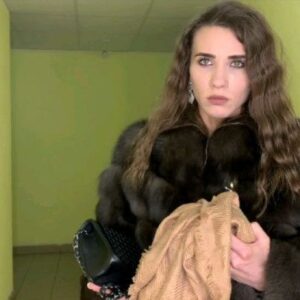 Karina Mishulina Instagram - ✔ Как он мог?!😱
⠀
Извечная тема измен или когда  вдруг вспомнили с @nataliya_bichan , что мы драматические актрисы!😂
⠀
И если кино, временно, не идет к нам, то мы снимем его сами!📽🎬
⠀
Социальные ролики стали востребованны в сети, вот и мы решили не оставаться в стороне.
⠀
Ролик получился дольше 1 минуты, понимаю, что нынче люди разлюбили смотреть долгие ролики, но мы очень надеямся, что вы пролистаете карусель и досмотрите до конца!  Ну и конечно, поделитесь мнением в комментариях!⬇️
⠀
И так, всегда ли виноват тот, кто изменяет?
Ведь говорят, если в семье все хорошо, то и изменять нет смысла...
⠀
А еще говорят, если женщина не захочет, то и мужик не поведется...
⠀
И почему же женщины, осознанно идущие в отношения с женатыми, потом начинают требовать большего и пытаться разрушить его семью?
Имеют ли они на это право?
⠀
Наверное можно на эту тему спорить бесконечно!
⠀
Скажу лишь, что для меня измена, это предательство! В любом виде!
⠀
И я считаю, всегда есть шанс не доводить до измены, а сесть и поговорить о том, что перестало устраивать в браке. Либо уже поставить точку и уходить в другие отношения!
⠀
А вы как считаете, в изменах виноваты трое?⬇️⬇️⬇️
⠀
И что вообще к ним приводит?⬇️⬇️⬇️
⠀
Ну и главное, можно ли ее простить?⬇️⬇️⬇️
⠀
#кино #пробы #социальныйролик #топ #кастинг #актрисы #instagood #интересное #продюсер #кастингдиректор #проект #сериал #мелодрама #измена #психология #натальябичан #каринамишулина
