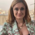 Karina Mishulina Instagram - ⠀ ✔ Я была долгожданным и поздним ребенком. ⠀ Мне повезло расти в любящей и творческой семье.🎬🎤 Гастроли, закулисный мир театра, киноплощадки, с детства стали для меня вторым домом! И наверное, моя судьба была предопределена!☝️ ⠀ Но самое ценное это то, что у меня был крепкий тыл и защита, в лице мамы и папы! Они стали моими друзьями и авторитетами! Я обожала проводить время с ними, меня не тянуло во дворы и на улицы! Гораздо интереснее было сидеть вечером за столом с родителями и болтать обо всем на свете! Забираться к папе на колени и смотреть боевики по видику. Ходить с ним в кафе «Буратино», на Старом Арбате и есть суп «Курочка-ряба». ⠀ А какое счастье было, когда папа приходил в сад Эрмитаж (там мы гуляли каждый день после детсада с моими друзьями и нашими мамами), усаживал мам на лавочку, чтобы они могли наболтаться, связывал наши санки в цепочку и начиналась карусель! Папа бежит впереди, держа за веревку вереницу из наших санок, мы громко смеемся и только кричим «Быстрее, еще быстрее!» А потом идем в соседнее кафе и пьем горячий чай с самыми вкусными на свете миндальными пирожными, на бумажных тарелочках! ⠀ Каждый вечер папа читает мне сказки перед сном, а я смеюсь. Я не хочу спать. Хочу, чтобы папа побыл подольше рядом и думаю, чем дольше я буду баловаться, тем дольше он не уйдет. Ему же надо дочитать! И он не уходил... ⠀ Если бы я рисовала картину про семью и детство, там было бы яркое солнце, радуга, лазурное небо и мы: мама, папа и я, идем им навстречу, крепко держась за руки! ⠀ А в какой семье вы росли?