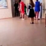 Karina Mishulina Instagram - ✔ Мое сердце сжалось от ужасного крика! ⠀ -Выйди, вон из класса!- грозно повторяла учительница. В тот день, единственной моей провинностью было то, что я пришла в школу в брюках! ⠀ Я простояла весь урок за дверью, искренне не понимая, за что?! ⠀ Моя школа была элитной и считалась одной из лучших в Москве. И всё там было круто, шикарные мраморные лестницы, люстры, как в Эрмитаже, мозаика и огромные холлы, вот только большинство учителей ненавидели детей! ⠀ В начальных классах, нас вообще, за малейшую провинность ставили лицом к стене, как перед расстрелом! ⠀ "Дебил, дурак, неуч, пешка"- слышалось из каждого кабинета! Я до сих пор помню эти леденящие душу крики учителей! ⠀ Спасибо родителям, они всегда были на моей стороне и в какой-то момент забрали меня из того элитного ада! ⠀ В каруселе видео. Увидев его, картина из детства вновь меня взбудоражила! ⠀ Девочка, лет 14-15, на вид скромно одетая, пришла с накрашенными ресницами, а может, нарисованными стрелками...О, ужас! Это же именно то, что "достойно публичной порки"! ⠀ Мое мнение, что педагог должен быть мудрым, выдержанным и любить детей! Если ученик сделал что -то неправильное, поговорить с ним тет-а-тет. Не понял ребенок, тогда вызвать родителей, а не устраивать унизительные, публичные "репрессии"! ⠀ Страшно, когда такие истерички работают с детьми! А еще пугает, что на некоторых порталах, многие защищают эту учительницу! ⠀ А потом мы удивляемся, что многие не знают, что такое чужие личностные границы, имеют кучу комплексов и закидывают камнями жертв! ⠀ Я, в данном случае, категорична! Таким людям не место среди детей!