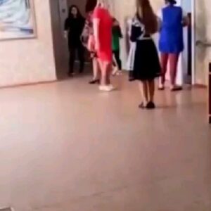 Karina Mishulina Instagram - ✔ Мое сердце сжалось от ужасного крика!
⠀
-Выйди, вон из класса!- грозно повторяла учительница.
В тот день, единственной моей провинностью было то, что я пришла в школу в брюках!
⠀
Я простояла весь урок за дверью, искренне не понимая, за что?!
⠀
Моя школа была элитной и считалась одной из лучших в Москве. И всё там было круто, шикарные мраморные лестницы, люстры, как в Эрмитаже, мозаика и огромные холлы, вот только большинство учителей ненавидели детей!
⠀
В начальных классах, нас вообще, за малейшую провинность ставили лицом к стене, как перед расстрелом!
⠀
"Дебил, дурак, неуч, пешка"- слышалось из каждого кабинета!
Я до сих пор помню эти леденящие душу крики учителей!
⠀
Спасибо родителям, они всегда были на моей стороне и в какой-то момент забрали меня из того элитного ада!
⠀
В каруселе видео. Увидев его, картина из детства вновь меня взбудоражила!
⠀
Девочка, лет 14-15, на вид скромно одетая, пришла с накрашенными ресницами, а может, нарисованными стрелками...О, ужас! Это же именно то, что "достойно публичной порки"!
⠀
Мое мнение, что педагог должен быть мудрым, выдержанным и любить детей! Если ученик сделал что -то неправильное, поговорить с ним тет-а-тет. Не понял ребенок, тогда  вызвать родителей, а не устраивать унизительные, публичные "репрессии"!
⠀
Страшно, когда такие истерички работают с детьми!
А еще пугает, что на некоторых порталах, многие защищают эту учительницу!
⠀
А потом мы удивляемся, что многие не знают, что такое чужие личностные границы, имеют кучу комплексов и закидывают камнями жертв!
⠀
Я, в данном случае, категорична! Таким людям не место среди детей!