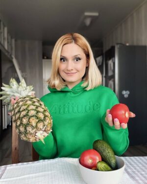 Karina Mishulina Instagram - ✔ Я с детства не люблю фрукты!🍎
⠀
Крайне редко могу их съесть.  Даже от новогодних мандаринов, меня привлекает только их запах!
⠀
Люблю черешню и арбузы, но это ягоды!
⠀
А вот овощи- моя страсть! Обожаю их в любом виде!
⠀
Если я собираюсь посмотреть какой-нибудь сериал, вприкуску с чем-то вкусненьким, то нарезаю себе болгарский перец, помидоры черри, огурчик и кладу оливки!
⠀
А уж настоящие узбекские или азербайджанские помидоры, в сезон, да с солью, просто могу есть бесконечно!
⠀
А что любите вы, фрукты🍎 или овощи🍅?
⠀
Какой самый любимый?