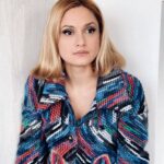 Karina Mishulina Instagram - ✔ Начались каникулы или карантин, а может даже локдаун. ⠀ Вчера на мероприятии, меня спросили в интервью, как я к этому отношусь. И я поймала себя на мысли, что человек привыкает ко всему. Надо так надо. Даже где- то мелькнула радость, что не нужно вставать в школу🙈. ⠀ Конечно есть тревога, что это продлится на неопределенный срок и отразится на работе. ⠀ Мы с мужем не бюджетники, работаем на себя, да еще в такой сфере, которая страдает в такие моменты, наверное, наравне лишь с ресторанным бизнесом. ⠀ Но здоровье важнее! Дай Бог, чтобы это и правда уменьшило заболеваемость и остановило распростронение вируса! ⠀ А сейчас будет время, чтобы подольше поспать, посмотреть хорошие фильмы, почитать и побыть с семьей! ⠀ А вы рады каникулам или хотели бы работать? ⠀ И как думаете, продлят карантин или нет?