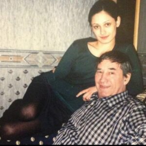 Karina Mishulina Instagram - ✔ 95 лет!
⠀
Сегодня у папы был бы юбилей.
⠀
Он никогда не справлял день рождения. Не любил.
В этот день он либо работал, либо был дома.
⠀
Мама жарила его любимую картошечку с цыпленком-табака в чесночном соусе. Папа обожал в него макать мякиши хлеба, говорил, это напоминало детство.
⠀
Мы садились за стол, дарили ему клоунов, которых он с восторгом собирал и говорили, как сильно мы его любим. Он смущался и поднимал тост за нас с мамой. Не нравилось ему быть в центре внимания, зато наши с мамой дни рождения, всегда праздновал с размахом! И был счастлив!
⠀
В этом он весь, все для других, а себе ничего не надо.
⠀
Расскажу одну историю, хотя подобных было много, но эту,  до сих пор не могу вспоминать без слез.
⠀
Папа шел домой из театра. Ранняя весна, холодно, сыро, у входа в метро лежал бомж.
Папа не мог пройти мимо чужой беды и тут тоже остановился.
⠀
Спросил чем помочь, выяснилось, что от человека отказалась родня, вышвырнули его на улицу.
⠀
Папа протянул ему руку, привел домой, отмыл, устроил на работу, дворником, в наш дом. Человек получил комнатку, еду и заработок. И его жизнь наладилась!
⠀
Когда папы не стало, он пришел на похороны с огромным венком и сдерживая слезы, сказал, что единственный кто дал ему возможность жить дальше, это папа.
⠀
Такой он был, бескорыстно помогающий людям, добрый и любящий, честный и настоящий!
⠀
Как бы я хотела, хоть на миг, прижаться к тебе и обнять! Уже не обниму...
⠀
Спасибо родной за все! Ты самый лучший папа на свете!
⠀
А мы, твои девчонки, все так же сильно любим тебя, скучаем, «звоним в твой колокольчик и открываем окна настежь, чтобы ты мог влететь к каждому из нас!»
Ты только прилетай почаще!