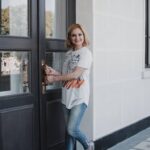 Karina Mishulina Instagram - ✔ Иногда мне кажется, что все предопределено. ⠀ Вот бывает, что-то делаешь, правильно ставишь цели, работаешь над собой, движешься, из кожи вон лезешь, а утыкаешься в закрытую дверь. Начинаешь биться в нее, лезешь в окно и ничего.., понимаешь, что там стена. Продолжаешь в нее стучать! Но как говорила Коко Шанель: «Не тратьте время стуча по стене, думая что она превратится в дверь». ⠀ А порой, так же мечтаешь, но без натиска и напора. Просто живя своей жизнью и двери открываются сами. Казалось бы случайное знакомство, стечение обстоятельств, попадание в нужное время, в нужное место и происходит то, о чем мечтать даже боялся. ⠀ Меня часто спрашивают, как я попала в сериал «Физрук». Да просто. Приехала на пробы, не зная ничего о проекте, проговорила текст на камеру, без партнера и режисера. Уехала и забыла. А спустя неделю меня утвердили. ⠀ Или Полина. Девочка, которая была утверждена на съемку, покрасила волосы в розовый цвет и от нее отказались. Это было за 2 дня до съемок. Начали искать другую, обратились к моей подруге, она посоветовала нас, мы срочно записали пробы и вуаля! Полина снялась! ⠀ А бывает, мечтаешь о роли, готовишься, не спишь ночами репетируя, выполняешь все профессионально и не утверждают. ⠀ Да и не только в работе, во всем так. Моя знакомая встретила будущего мужа, выйдя выносить мусорное ведро, в трениках и растянутой майке. А он заблудился и спросил у нее, как проехать. Уже 20 лет вместе, в любви и согласии. ⠀ Я не говорю, что надо лежать на диване и ждать чуда, веря в судьбу. Конечно действия и желания приводят к результату. Но вот от чего он больше зависит? ⠀ Вы как считаете, наше будет нашим и все предначертано свыше? ⠀ Или все-таки мы сами вершители судеб и авторы своей жизни? ⠀ Photo: @bled.travka