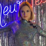 Karina Mishulina Instagram - ✔ Соскучилась! ⠀ Месяц без инстаграма, это я вам скажу - не мало! ⠀ Нет, я не брала аскезу, не давала клятв и не ставила ограничений. Сначала просто решила немного отдохнуть и как-то увлеклась😂 ⠀ За это время, лишний раз убедилась, что ведение блога, это непростая работа! И когда кто-то говорит: «Да чего они, эти блогеры там делают, да любой так может, бери камеру, да снимай и все!». А на самом деле, все сложнее! Блог, это по сути, собственный канал, где 24/7, ты должен быть активным, креативным, увлекательным, искренним, да еще и удерживать внимание аудитории! Про монтаж, идеи и хорошую наполненность, я вообще молчу! ⠀ А тут, пока я отстутствовала, инстаграм еще снова решил менять алгоритмы. Говорят, теперь сторис будут делиться на платные и бесплатные. В приоритете будут рилсы, а посты вроде как, будут набирать меньше охватов. Да и не всем подписчикам теперь виден твой контент. Сама вчера решила проверить на кого я подписана и поняла, что половина этих людей, просто не отображается у меня в ленте!🤷‍♀️ ⠀ В общем, я перезагрузилась и теперь с новыми силами буду осваивать все эти новшества! ⠀ Ну а как вы тут без меня? Как ваши дела?❤ ⠀ Ну и конечно, расскажите, что вам нравится в инстаграме? ⠀ Что любите больше, читать посты или смотреть сторис и рилс? ⠀ Что хотелось бы видеть на моей странице?