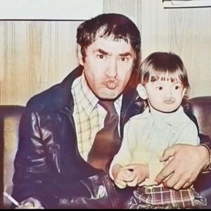 Karina Mishulina Instagram - ✔ 95 лет!
⠀
Сегодня у папы был бы юбилей.
⠀
Он никогда не справлял день рождения. Не любил.
В этот день он либо работал, либо был дома.
⠀
Мама жарила его любимую картошечку с цыпленком-табака в чесночном соусе. Папа обожал в него макать мякиши хлеба, говорил, это напоминало детство.
⠀
Мы садились за стол, дарили ему клоунов, которых он с восторгом собирал и говорили, как сильно мы его любим. Он смущался и поднимал тост за нас с мамой. Не нравилось ему быть в центре внимания, зато наши с мамой дни рождения, всегда праздновал с размахом! И был счастлив!
⠀
В этом он весь, все для других, а себе ничего не надо.
⠀
Расскажу одну историю, хотя подобных было много, но эту,  до сих пор не могу вспоминать без слез.
⠀
Папа шел домой из театра. Ранняя весна, холодно, сыро, у входа в метро лежал бомж.
Папа не мог пройти мимо чужой беды и тут тоже остановился.
⠀
Спросил чем помочь, выяснилось, что от человека отказалась родня, вышвырнули его на улицу.
⠀
Папа протянул ему руку, привел домой, отмыл, устроил на работу, дворником, в наш дом. Человек получил комнатку, еду и заработок. И его жизнь наладилась!
⠀
Когда папы не стало, он пришел на похороны с огромным венком и сдерживая слезы, сказал, что единственный кто дал ему возможность жить дальше, это папа.
⠀
Такой он был, бескорыстно помогающий людям, добрый и любящий, честный и настоящий!
⠀
Как бы я хотела, хоть на миг, прижаться к тебе и обнять! Уже не обниму...
⠀
Спасибо родной за все! Ты самый лучший папа на свете!
⠀
А мы, твои девчонки, все так же сильно любим тебя, скучаем, «звоним в твой колокольчик и открываем окна настежь, чтобы ты мог влететь к каждому из нас!»
Ты только прилетай почаще!