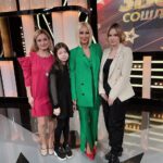 Karina Mishulina Instagram - ✔ Трудные дети? ⠀ Или это родители, вольно или невольно делают такими своих чад? Тотальным контролем, чрезмерной строгостью, нарушением личностных границ, вынуждая детей начинать врать или просто в какой-то момент, вырвавшись из-под гнета опеки, пускаться во все тяжкие? ⠀ А может дело в генетике? И воспитывай, не воспитывай, а что заложено природой, то и вылезет наружу? ⠀ Все это и многое другое, вы узнаете, посмотрев сегодня в 20.10 передачу «Звезды сошлись», где я приняла участие вместе с дочками! ⠀ Тема сложная и у каждого родителя своя правда. Скажу за себя. Меня воспитывали демократично, в любви и доверии. Я пытаюсь делать так же. ⠀ Я не залезаю к детям в телефон! Не проверяю сумки и карманы! Уважаю их интересы и личное пространство, не ругаю за оценки и за какие -то промахи. Стараюсь много разговаривать с ними, быть другом и своим примером показывать, что хорошо, а что плохо! ⠀ Что может меня расстроить? Это ложь! Но, слава Богу, нам удалось так выстроить отношения, что им просто незачем врать. Я принимаю их любыми! И радуюсь, видя их очень правильное и тактичное отношение к миру! ⠀ Безопасность, тоже важная тема в наше время. Я не могу держать их дома до пенсии, конечно, отпускаю к подругам или погулять. И снова, говорю им спасибо, что они всегда сами мне пишут, сообщая, что с ними все хорошо! ⠀ Я не зарекаюсь, что будет дальше, не знаю. Хочется, чтобы они выросли достойными людьми, но понимаю, что строгостью и контролем, можно сломать, а дружеским отношением - распустить... И все же, я выбираю второе! Доверие, любовь, уважение и дружба - мои столпы в семье! ⠀ А вы как считаете, что превалирует в людях, генетика или воспитание? ⠀ Что ближе вам, строгость и контроль или дружба и доверие? ⠀ И возможна ли золотая середина?