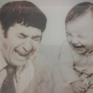 Karina Mishulina Instagram - ✔ 95 лет!
⠀
Сегодня у папы был бы юбилей.
⠀
Он никогда не справлял день рождения. Не любил.
В этот день он либо работал, либо был дома.
⠀
Мама жарила его любимую картошечку с цыпленком-табака в чесночном соусе. Папа обожал в него макать мякиши хлеба, говорил, это напоминало детство.
⠀
Мы садились за стол, дарили ему клоунов, которых он с восторгом собирал и говорили, как сильно мы его любим. Он смущался и поднимал тост за нас с мамой. Не нравилось ему быть в центре внимания, зато наши с мамой дни рождения, всегда праздновал с размахом! И был счастлив!
⠀
В этом он весь, все для других, а себе ничего не надо.
⠀
Расскажу одну историю, хотя подобных было много, но эту,  до сих пор не могу вспоминать без слез.
⠀
Папа шел домой из театра. Ранняя весна, холодно, сыро, у входа в метро лежал бомж.
Папа не мог пройти мимо чужой беды и тут тоже остановился.
⠀
Спросил чем помочь, выяснилось, что от человека отказалась родня, вышвырнули его на улицу.
⠀
Папа протянул ему руку, привел домой, отмыл, устроил на работу, дворником, в наш дом. Человек получил комнатку, еду и заработок. И его жизнь наладилась!
⠀
Когда папы не стало, он пришел на похороны с огромным венком и сдерживая слезы, сказал, что единственный кто дал ему возможность жить дальше, это папа.
⠀
Такой он был, бескорыстно помогающий людям, добрый и любящий, честный и настоящий!
⠀
Как бы я хотела, хоть на миг, прижаться к тебе и обнять! Уже не обниму...
⠀
Спасибо родной за все! Ты самый лучший папа на свете!
⠀
А мы, твои девчонки, все так же сильно любим тебя, скучаем, «звоним в твой колокольчик и открываем окна настежь, чтобы ты мог влететь к каждому из нас!»
Ты только прилетай почаще!