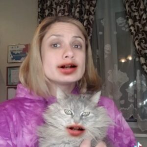 Karina Mishulina Instagram - ✔ Пока нас все больше и больше засыпает снегом🌨🌨🌨, и из дома выйти все сложнее, остается только развлекаться в домашних условиях!
⠀
Вот научила Лидию петь😂, теперь поём дуэтом!🐈
⠀
Так учила, так учила, что у меня самой губы увеличились😂, но что не сделаешь ради искусства!🙈🙈🙈
⠀
А как проходят ваши выходные?⬇️
⠀
Что делаете?⬇️⬇️⬇️
⠀
#instagood #снегопад #выходные #дуэт #песни #тикток #кошка #интересное #прикол #юмор #актриса #кино #смешноевидео #топ #каринамишулина