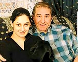 Karina Mishulina Instagram - ✔ 95 лет!
⠀
Сегодня у папы был бы юбилей.
⠀
Он никогда не справлял день рождения. Не любил.
В этот день он либо работал, либо был дома.
⠀
Мама жарила его любимую картошечку с цыпленком-табака в чесночном соусе. Папа обожал в него макать мякиши хлеба, говорил, это напоминало детство.
⠀
Мы садились за стол, дарили ему клоунов, которых он с восторгом собирал и говорили, как сильно мы его любим. Он смущался и поднимал тост за нас с мамой. Не нравилось ему быть в центре внимания, зато наши с мамой дни рождения, всегда праздновал с размахом! И был счастлив!
⠀
В этом он весь, все для других, а себе ничего не надо.
⠀
Расскажу одну историю, хотя подобных было много, но эту,  до сих пор не могу вспоминать без слез.
⠀
Папа шел домой из театра. Ранняя весна, холодно, сыро, у входа в метро лежал бомж.
Папа не мог пройти мимо чужой беды и тут тоже остановился.
⠀
Спросил чем помочь, выяснилось, что от человека отказалась родня, вышвырнули его на улицу.
⠀
Папа протянул ему руку, привел домой, отмыл, устроил на работу, дворником, в наш дом. Человек получил комнатку, еду и заработок. И его жизнь наладилась!
⠀
Когда папы не стало, он пришел на похороны с огромным венком и сдерживая слезы, сказал, что единственный кто дал ему возможность жить дальше, это папа.
⠀
Такой он был, бескорыстно помогающий людям, добрый и любящий, честный и настоящий!
⠀
Как бы я хотела, хоть на миг, прижаться к тебе и обнять! Уже не обниму...
⠀
Спасибо родной за все! Ты самый лучший папа на свете!
⠀
А мы, твои девчонки, все так же сильно любим тебя, скучаем, «звоним в твой колокольчик и открываем окна настежь, чтобы ты мог влететь к каждому из нас!»
Ты только прилетай почаще!