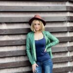 Karina Mishulina Instagram - ✔ -Ты будешь играть дочку начальника станции- сказал мне папа. ⠀ Мне было 4 года. До этого я уже вовсю бегала за кулисами, знала всех актеров и смотрела из оркестровой ямы некоторые спектакли, но на сцену, как актриса, еще не выходила! ⠀ Меня ждал дебют, в сложном взрослом спектакле. Я должна сыграть так, чтобы вызвать сочувствие у зрителя и главное, чтобы папе не было бы стыдно за меня перед коллегами. Ведь он так хочет, чтобы я продолжила династию, верит в меня и мечтает мной гордиться! Я не должна подвести его! ⠀ К удивленью папы, я тут же начала вникать в суть роли, закидывала его вопросами о моей героине. ⠀ -Надо же, многие взрослые актеры так не разбирают образы, как ты...Видимо ты врожденная актриса!-радовался папа. ⠀ После череды репетиций, наступил день моей премьеры. ⠀ Папа, играющий в этом спектакле, пытаясь скрыть волнение, готовится смотреть на меня из за кулис. ⠀ В зале мама, которая боится, что я испугаюсь и просто убегу. ⠀ На сцене темно, играет напряженная музыка. Сидит А.П.Папанов, играющий Хлудова. Я должна пройти через всю сцену, подойти к нему и сказать текст. ⠀ Я выхожу. Зал замирает, видя маленькую, худенькую девочку, в огромных валенках, длинной ночнушке и повязанном на голове платке. А я иду, смело и уверенно. Говорю весь текст. В зале слышны всхлипывания. ⠀ Дальше меня зовет актер, играющий моего отца. Я что есть силы кричу: Папка! И бросаюсь к нему на шею. Аплодисменты. ⠀ Закулисье. Я иду по коридору, где находятся гримерки. За мной актеры, желающие поздравить с дебютом. А я зову актера, который играл моего папу. Он подбегает. - Что такое Кариночка? - Ты почему мне не ту леплику( реплику) дал? - Как же? - Меня Олюшка зовут, а ты Алюшкой меня назвал! ⠀ Все актеры начинают громко смеяться. О.А. Аросева, улыбаясь говорит: - Наш человек! Истинная актриса растет! ⠀ С того момента у меня не было сомнений, что я нашла свое призвание и любовь всей жизни! Свою профессию! ⠀ А вы кем хотели стать в детстве?