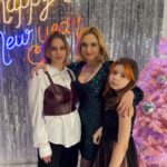 Karina Mishulina Instagram - ✔ Говорят, что как Новый год встретишь, так его и проведешь. ⠀ Ну если речь про настроение, то соглашусь! ⠀ А вот будет это шумная компания или тихий, уютный праздник с семьей, мне кажется, никак не повлияет на события будущего года! ⠀ За свою жизнь я встречала Новый год и так, и так! ⠀ Бывало, отмечала праздник масштабно, с друзьями, а год потом проходил спокойно и наоборот. ⠀ Однажды я работала Снегурочкой в этот день и где-то с 23:00 до 01:00 у меня получался перерыв, Меня позвала коллега, девочка, работающая аниматором, я видела ее второй раз в жизни, она жила рядом с рестораном, куда потом надо было идти. И мы встретили сам Новый год с ней вдвоем. Очень душевно. Но больше я никогда с ней не пересекалась... ⠀ Сейчас, в наше непростое время, когда все больше понимаешь, что самое ценное это семья, а тусовок и так хватает, я счастлива, что провела этот вечер с близкими! ⠀ А еще, в очередной раз убедилась, что мой самый лучший друг - муж! Мы просидели с ним до 8 утра, болтая обо всем на свете! Нам было и весело, и душевно! ⠀ А как прошла ваша новогодняя ночь? ⠀ Где и как отметили праздник?