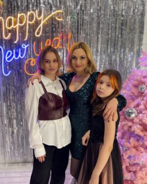 Karina Mishulina Instagram - ✔ Говорят, что как Новый год встретишь, так его и проведешь.
⠀
Ну если речь про настроение, то соглашусь!
⠀
А вот будет это шумная компания или тихий, уютный праздник с семьей, мне кажется, никак не повлияет на события будущего года!
⠀
За свою жизнь я встречала Новый год  и так, и так!
⠀
Бывало, отмечала праздник масштабно, с друзьями, а год потом проходил спокойно и наоборот.
⠀
Однажды я работала Снегурочкой в этот день и где-то с 23:00 до 01:00 у меня получался перерыв, Меня позвала коллега, девочка, работающая аниматором, я видела ее второй раз в жизни, она жила рядом с рестораном, куда потом надо было идти.
И мы встретили сам Новый год с ней вдвоем. Очень душевно. Но больше я никогда с ней не пересекалась...
⠀
Сейчас, в наше непростое время, когда все больше понимаешь, что самое ценное это семья, а тусовок и так хватает, я счастлива, что провела этот вечер с близкими!
⠀
А еще, в очередной раз убедилась, что мой самый лучший друг - муж!  Мы просидели с ним до 8 утра, болтая обо всем на свете! Нам было и весело, и душевно!
⠀
А как прошла ваша новогодняя ночь?
⠀
Где и как отметили праздник?