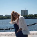 Karina Mishulina Instagram - ✔ В тот день было жарко и ветрено. Море волновалось. ⠀ Мы приехали на гастроли. Вечером спектакль, а утром переезд в другой город, так что не искупаться и не насладиться морской водой, я просто не могла себе позволить! И не важно, что я плохо плаваю, я же буду вдоль берега... ⠀ Я пошла! Острые камешки и галька неприятно покалывали ноги, ну и пусть, это все мелочи, главное я на море! ⠀ Окунулась! Счастье! Обожаю морскую воду, могу находиться в ней часами! Радостно машу рукой коллегам, сидящим на берегу, они улыбаются мне в ответ. ⠀ Поплыла. Это непросто, волны сопротивляются моему движению. Мне не страшно, я чувствую ногами дно и радуюсь моменту! ⠀ Через мгновенье, я понимаю, что какая-то неведомая сила уносит меня в бок, к пирсу, я сопротивляюсь, но ничего не получается. Сначала это кажется веселым и я смеюсь. ⠀ Пытаюсь встать и оказываюсь накрытой волной, падаю, чувствую боль. Это галька разбила мне колени. Пора выбираться на сушу, хорошего понемножку! Но не тут то было... ⠀ Подняться не получается, начинаю ползти, но меня все отбрасывает и отбрасывает назад! Страшно! ⠀ Кричу и снова падаю. Вода, галька, песок и я все дальше, и дальше от того места, где сидят мои друзья. ⠀ В какой-то момент, я теряю контроль, сил нет и мне кажется вода полностью поглощает меня. ⠀ «Руку! Руку давай!» - где-то рядом звучит гулкое эхо. Но сил нет даже на собственное спасение. Делаю последний рывок, пытаясь приподняться и: о чудо, меня просто приподнимают над водой и я оказываюсь на берегу. ⠀ Разбитая, наглотавшаяся воды, в ракушках и гальке, уставшая, но безумно счастливая! ⠀ Мой друг и коллега буквально вырвал меня из пучины! «Ну мать, ты даешь! Ракушек насобирать решила? Так сказала бы! Они в сувенирных магазинах продаются!» ⠀ Прошло несколько лет. Плавать, я так и не научилась, но море люблю по прежнему. Только второй год, не получается его увидеть... Скучаю! ⠀ А вы любите море? ⠀ Ездили куда-то в этом году? ⠀ Photo: @bled.travka