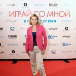 Karina Mishulina Instagram - ✔️ Играй со мной! ⠀ Несмотря на то, что я выросла за кулисами, приходя в другие театры на спектакли, мне всегда было интересно заглянуть за занавес. Узнать, как у них там. Дружны ли они, чем живут, чем дышат, как шутят, как репетируют и что у них на обед в актерском буфете!😂 ⠀ Актерский мир полон тайн и загадок, даже при наличии кажущегося обилия информации в сми! ⠀ Какие они на самом деле? Правда ли, что вся их жизнь игра? Это и многое другое интересное из жизни актеров, вы узнаете сходив на премьеру нового российского фильма #играйсомной! ⠀ Спасибо всей съемочной группе за этот душевный, трогатальный, местами смешной, местами заставляющий задуматься, фильм! ⠀ Сходите - не пожалеете! Тем более такая погода, располагает к походу в кинотеатр!😉 ⠀ А я, в свою очередь, прошу совета у вас! Что посмотреть? ⠀ Что вам понравилось из недавно увиденного? ⠀ Какие кино или сериалы?