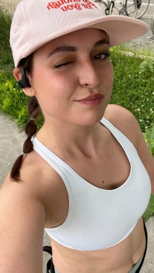 Karine St-Michel Instagram - 21 jours avant le Mad Half Marathon à Mad River Valley, au Vermont. J’ai lu qu’il est dans le top 10 des plus beaux marathons au monde! 🥹 
J’ai tellement hâte !!! 

P.s. personne peut m’enlever ma bonne humeur aujourd’hui parce que je viens de faire une longue distance avec 0.5/10 de douleur aux jambes, ce qui veut pas mal dire que je suis guéri (ou presqueeee)! 😃

#halfmarathontraining #runwithme #coursavecmoi