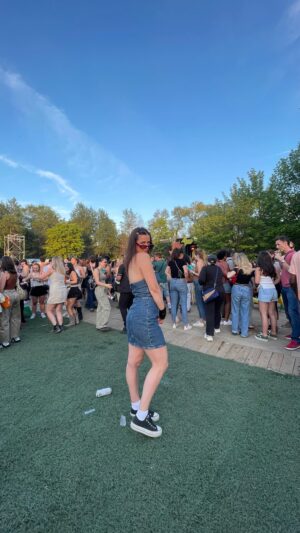 Karine St-Michel Instagram - C’est certain que les techniques de danse seront grandement à retravailler de mon côté. La qualité des images vidéographiques aussi malheureusement. 
Je capooooote sur la 2e partie de Bridgerton, je ne me peux plus de vivre !!!!!!!! 
#bridgerton #colinandpenelope #bridgertonseason3