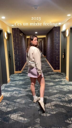 Karine St-Michel Instagram - Je suis 100% ungrateful de mon année 2023. 
J’ai commencé l’année en me disant que je devais travailler moins, sans essayer de guérir la raison qui fait que je me perds dans le travail. Je me suis accroché à quelqu’un qui m’inspirait à me prioriser plus, à faire ce que j’aime et avoir du fun. Il ne m’a pas ramené à la surface, he pushed me down more. 
J’ai choisi de voyager pour m’évader. J’ai voyagé en espérant me reposer. Je revenais de voyage encore plus épuisée qu’à mon départ. Mais la différence, c’est qu’à chaque fois, il s’était ajouté une couche de colère envers moi-même de ne pas avoir été capable de ne pas travailler, décrocher. 
Pis la culpabilité, c’est ce qui a teinté mon année, parce que j’ai pas réussi encore à voir la lumière en 2023. Parce que j’ai pris trop de décisions que je regrette. 
Parce que finalement, je suis en arrêt de travail pour épuisement professionnel et j’ai honte. J’ai honte de mon année 2023. 
Je suis en arrêt pour m’arrêter et revenir encore plus forte. Encore plus droite. 
Je n’arrive pas encore à remercier la vie de me faire vivre ça, je suis plus en mode f*ck you, why me? 😅
Mais j’espère que dans les prochains mois je le serai et je la remercierai pour cette shitty d’année 2023. hahaha

Par contre, je suis capable de dire que je suis reconnaissante de Priya et Spyke qui ont fabriqués ensemble des petits êtres vivants qui ont touchés mon coeur comme jamais. Saint-Levant au Fairmount. Mes 3 demi-marathons. Les plages en Nouvelle-Écosse. Les rockies. Ma meilleure amie. Jordan. Ça, c’est mes highlights de l’année. 🤍

P.s. J’étais directrice des ventes et des opérations dans une entreprise temps plein (40-50h/semaine) j’ai ma propre entreprise (10-12h/semaine en moyenne) et je suis créatrice de contenu (6-12h/semaine en moyenne). Je ne suis pas tombé en burn out parce que je scrollais trop longtemps sur mes réseaux sociaux. Merci.