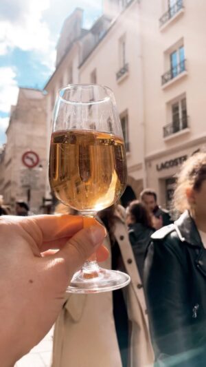 Karine St-Michel Instagram - Jour 2 à Paris ✨🥂
#paris #lemarais