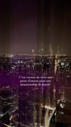 Karine St-Michel Instagram - J’ai vécu une peine d’amour aussi intense qu’à l’adolescence, mais à 28ans. Pour une « situationship » de 6mois. 
Avoir tellement mal que la douleur devient physique. Aimer jusqu’à avoir l’impression que la personne s’est glissée sous ta peau. Vouloir quelqu’un comme ça, c’est un cauchemar. Vouloir chaque petite partie de sa personne, tout aimer de lui. 
Quand on dit que l’amour, c’est comme trouver ta petite partie de puzzle, c’était ça le sentiment, exactement ça. Il m’a fait vivre des highs incroyables et des downs d’émotions que je ne pensais jamais revivre dans ma vie. 
J’ai honte de vivre ça pour quelqu’un qui ne m’aimait pas.
Au Nicaragua, en janvier, j’avais écrit sur un papier ce que je voulais vivre en 2023. J’ai écrit : « Être aimé et rire plus ». 
Il m’a fait rire à en avoir mal aux abdos, mais m’a fait pleurer encore plus. Il ne m’a pas aimé, moi j’ai aimé. He broke me. Il m’aimait pas, donc je ne m’aimais pas. Je déteste la personne que j’étais devenue avec lui. 
Je ne suis pas guéris, mais je réapprends à m’aimer avec sa nouvelle cicatrice.