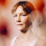 Karine Teles Instagram - Eu sei, a direção é deslumbrante, o roteiro, nem se fala, mas SANDRA HULLER!!!!! “Anatomia de uma queda” é o filme que é, muito por conta dela! Que atriz!!!! #anatomyofafall #sandrahüller #atriz